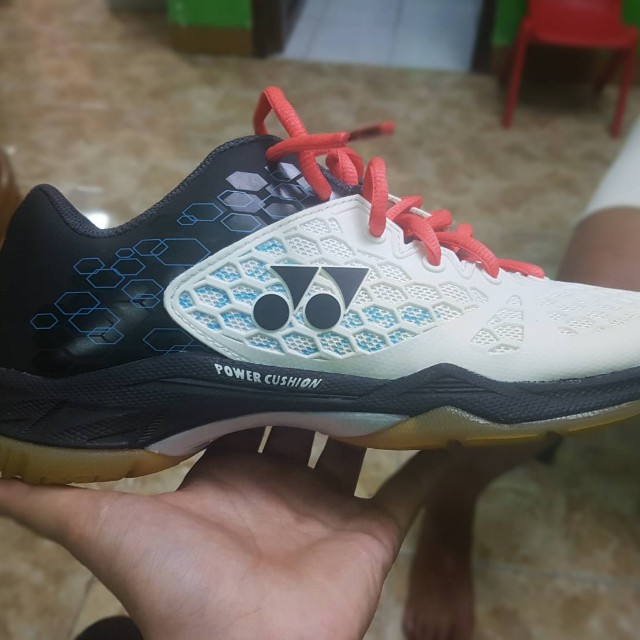 Sepatu yonex shb 03 white