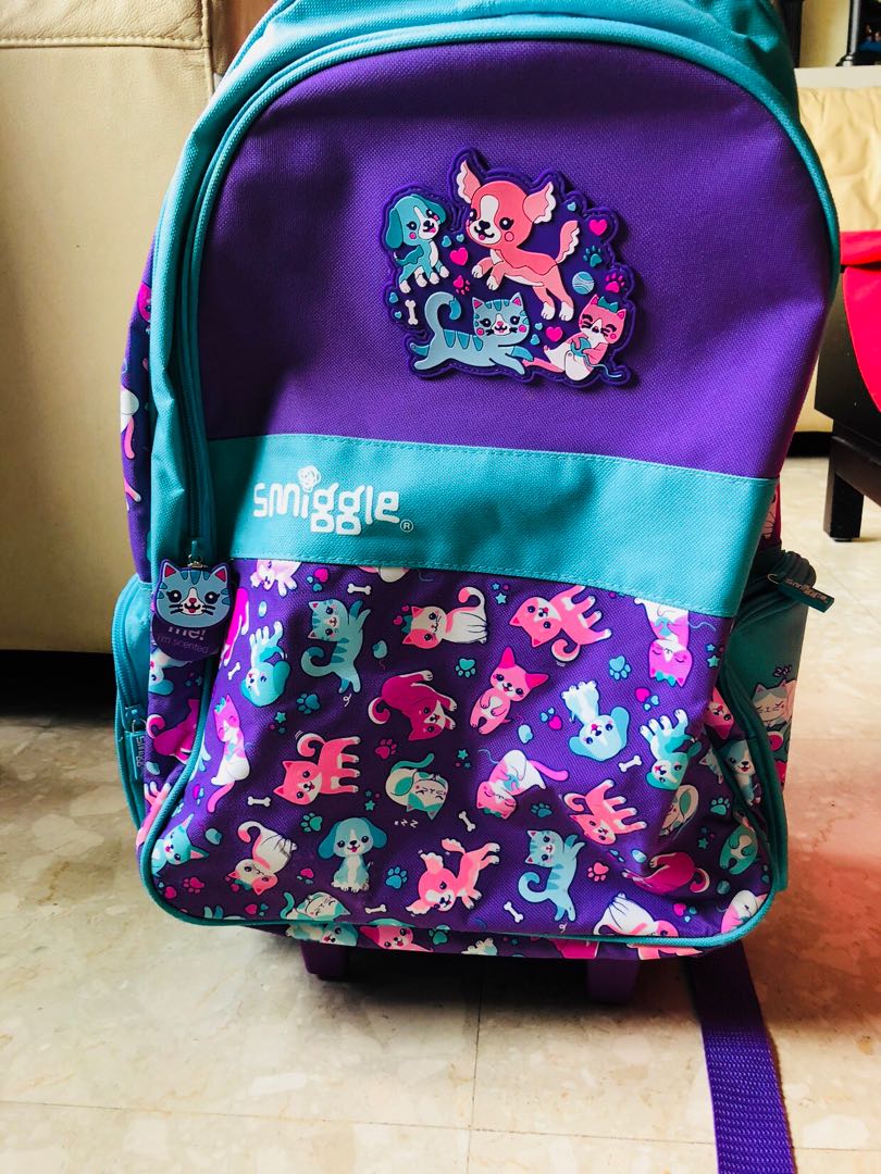 smiggle bag with wheels