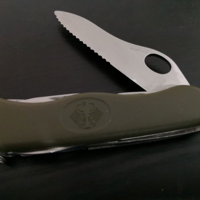 Victorinox Swiss Army Knife One Hand Trekker German Army, Sports Equipment, Sports & Games