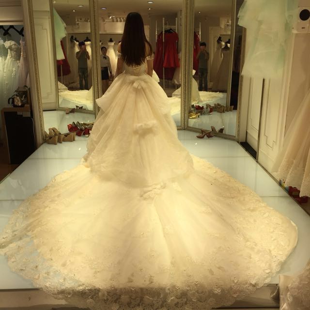 婚紗 （分類：晚裝）位於 Hong Kong。 由 pui_pui45 提交（商品編號 144174384，圖片 2）。簡介： 平賣！只想清空個位放野！ 註冊時著左30分鐘，全新度身訂造，勁勁勁靚！勁華麗，長拖尾！自己都唔捨得賣，因為屋企無位，所以唯有割愛！綁帶款，肥瘦都著到。