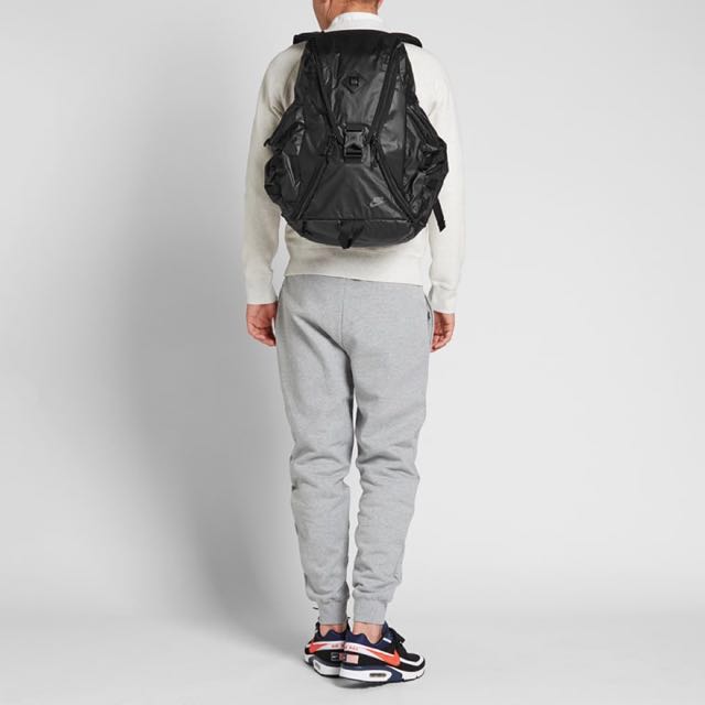 Sluimeren verbanning ondergeschikt Brand new with tag Nike Unisex Travel CHEYENNE RESPONDER BACKPACK, Men's  Fashion, Bags, Belt bags, Clutches and Pouches on Carousell