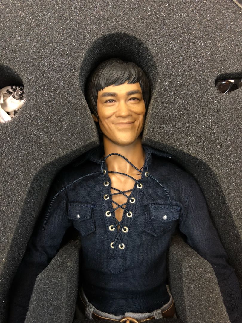 Hottoys Bruce Lee In Casual Wear In Suit 兩隻 Toys Games