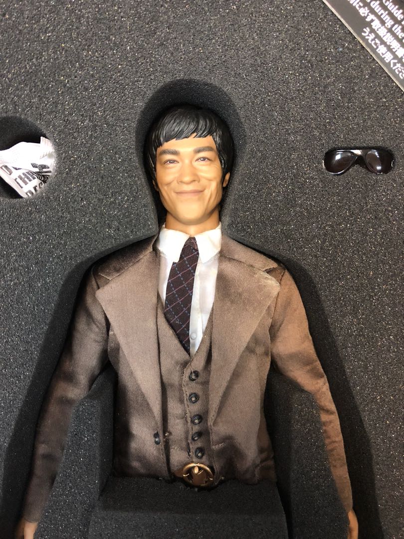 Hottoys Bruce Lee In Casual Wear In Suit 兩隻 Toys Games