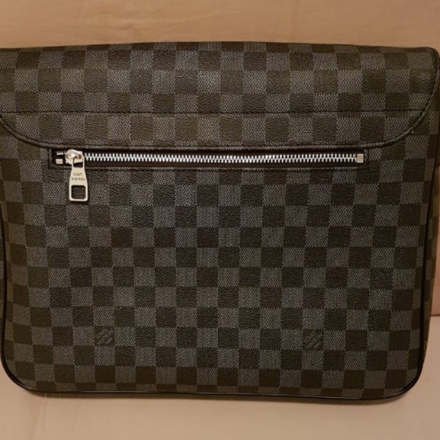 Document Bag (Category: Briefcases) located in Singapore. Submitted by nb_fleamarket (Listing ID 160547304, Image 2). Description: Its an unwanted gift Good quality.