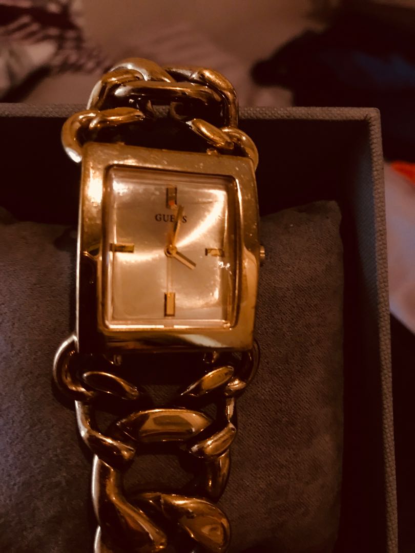 Jam GuesS Rantai cantik koleksi kU kalo kalian suka harganya ok ak setuju  deal dech ....jam tanganku Asli GuesS 100%, Fesyen Wanita, Jam Tangan di  Carousell