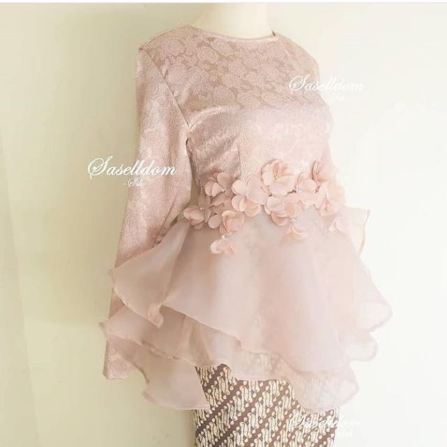 Desain Baju Organza - 8 Inspirasi Kebaya Organza Yang Bikin Kamu Tampil Anggun Elegan - Zobacz więcej postów strony desain baju na facebooku.