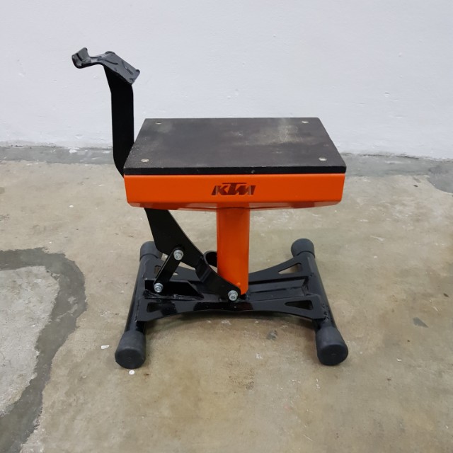 Ktm lift outlet stand