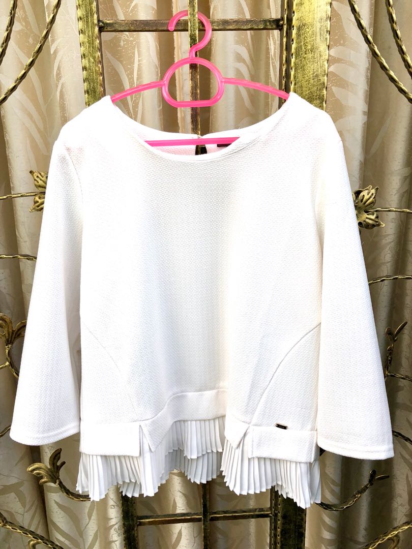 White Top, Women's Fashion, Muslimah Fashion, Tops on Carousell