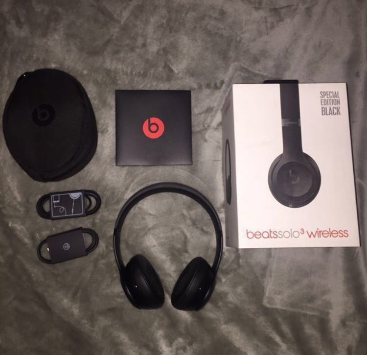 https://media.karousell.com/media/photos/products/2018/03/23/beats_solo_3_wireless_headphones_1521770193_bb50a593.jpg