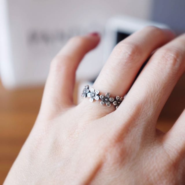 PANDORA Dazzling Daisy band Ring