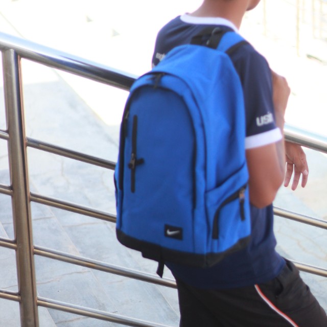Nike Backpack (Category: Wallets & Card Holders) located in Nilai. Submitted by imalayaproject (Listing ID 160968465, Image 2). Description: rasa geram kan bila tengok beg ni? rugi tau kalau tak beli cepat ! stock tak banyak ! 😫 -- bag features 🤙🏻 • kualiti tu memang top lah . tu paling penting • ada tempat untuk letak laptop • sesuai bawak pergi sekolah/kelas • sesuai untuk bawak bersukan • span tebal • 2 zip besar -- harga asal : RM 100 harg