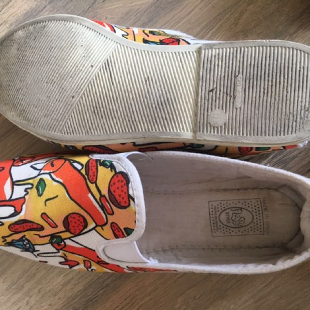 *Super rush sale* authentic Flossy made in Spain (Category: Sneakers) located in Cavite. Submitted by iezzy (Listing ID 133815478, Image 2). Description: Authentic flossy made in Spain. Seldom use for I have too many foot wears. 10/10 condition. Still have it scent. Size8 Nakatambak na lang kaya mas okay na ibenta. .