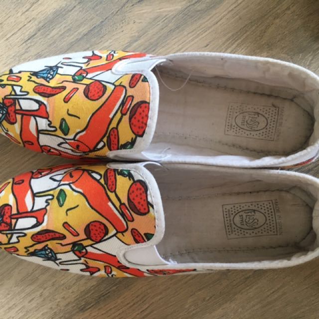 *Super rush sale* authentic Flossy made in Spain (Category: Sneakers) located in Cavite. Submitted by iezzy (Listing ID 133815478, Image 1). Description: Authentic flossy made in Spain. Seldom use for I have too many foot wears. 10/10 condition. Still have it scent. Size8 Nakatambak na lang kaya mas okay na ibenta. .