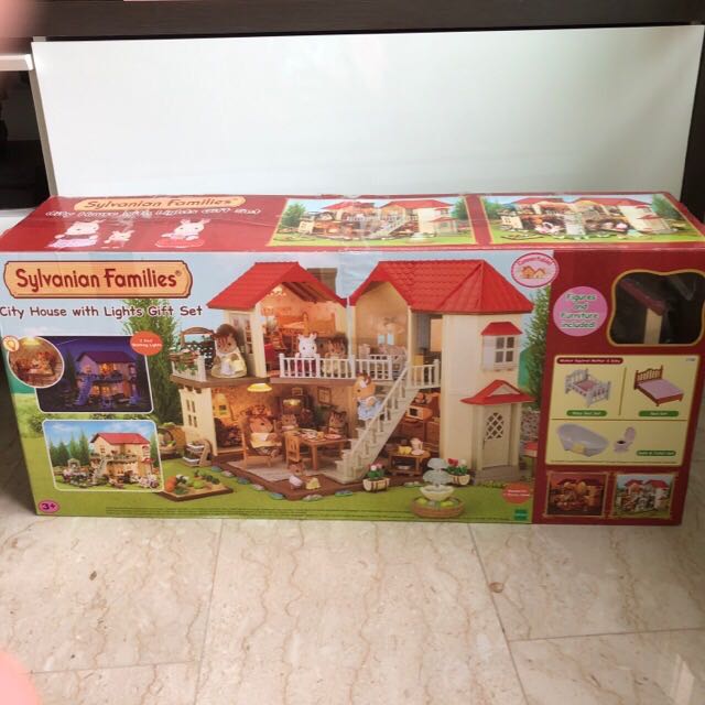 sylvanian families city house with lights gift set