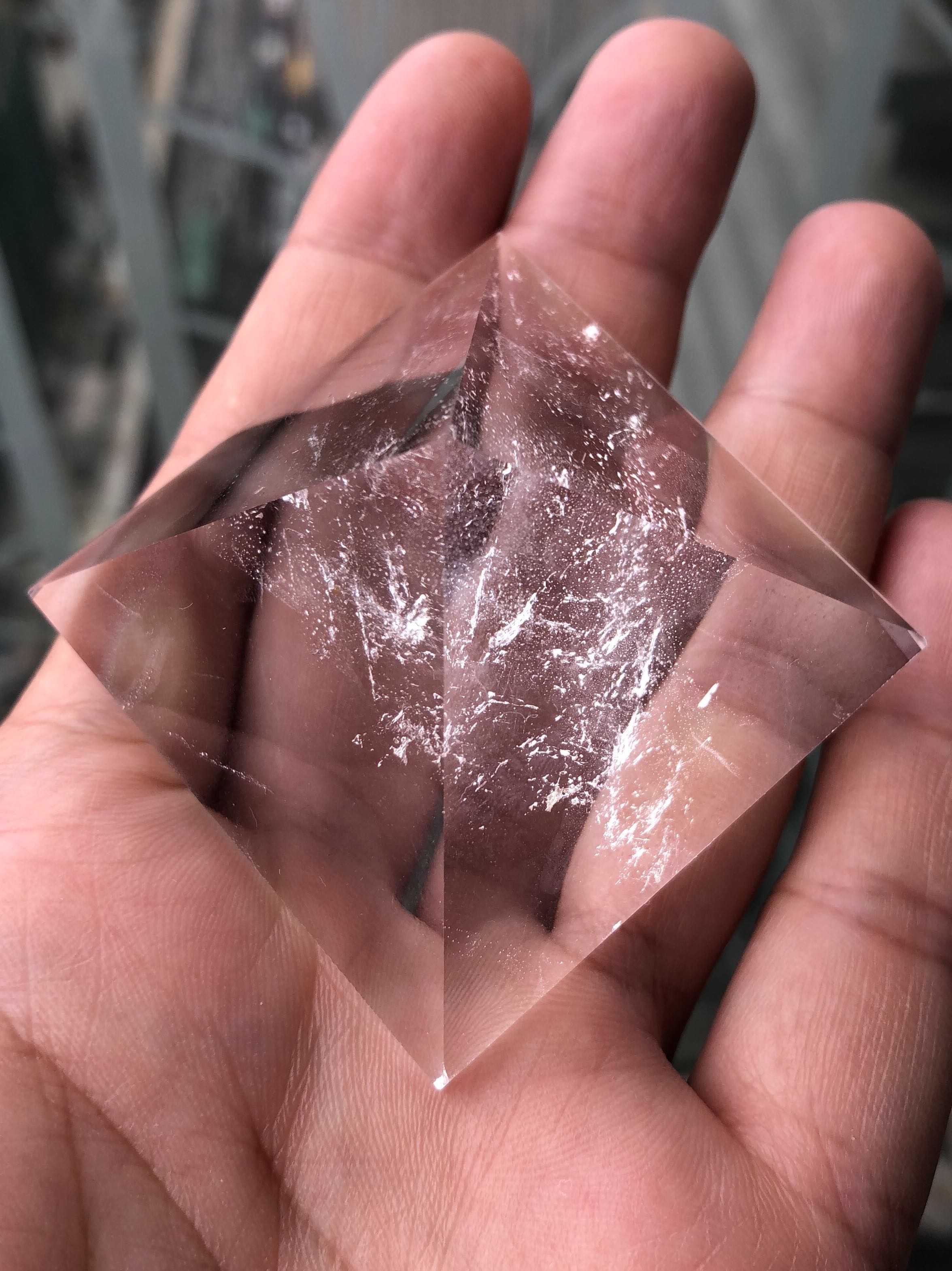 天然白水晶ピラミッド 1辺10cm 598g