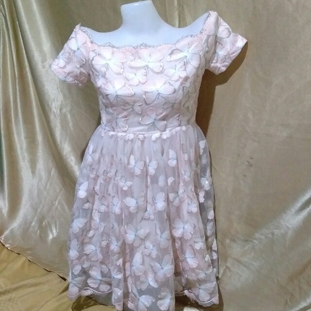 Peach off shoulder formal dress (Category: Dresses) located in Pasay City. Submitted by Chicklet27 (Listing ID 161074938, Image 1). Description: Off shoulder dress, small to medium size, good as new, may konting tear lang sa harap but overall ok po siya, negotiable...