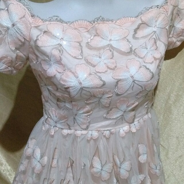 Peach off shoulder formal dress (Category: Dresses) located in Pasay City. Submitted by Chicklet27 (Listing ID 161074938, Image 2). Description: Off shoulder dress, small to medium size, good as new, may konting tear lang sa harap but overall ok po siya, negotiable...