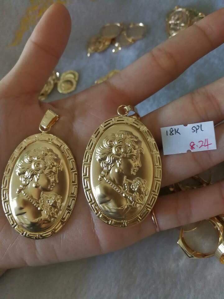 Queen Elizabeth Pendant Genuine 18K Gold