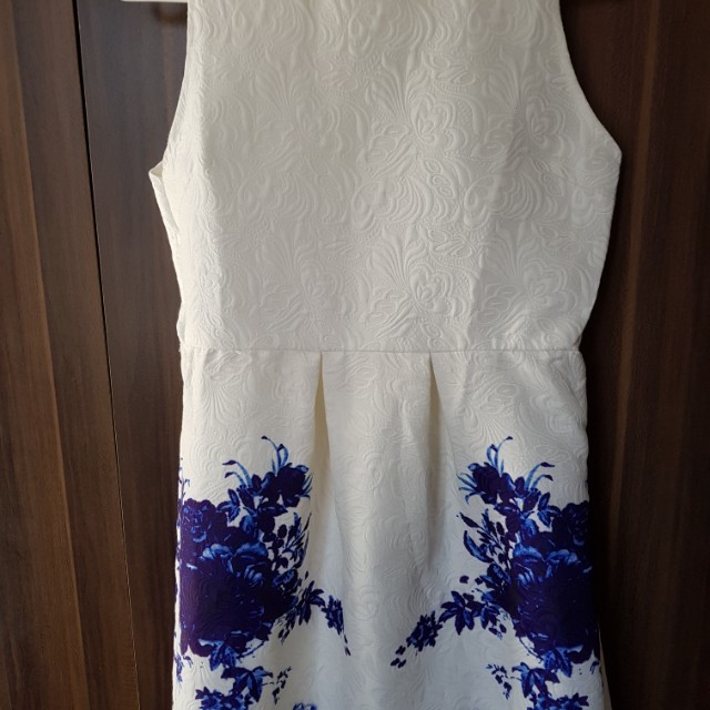 White Floral Dress (Category: Dresses) located in Paranaque City. Submitted by CtheCatLover (Listing ID 161038614, Image 1). Description: Call or Text: 09178985756 02-618 5251.