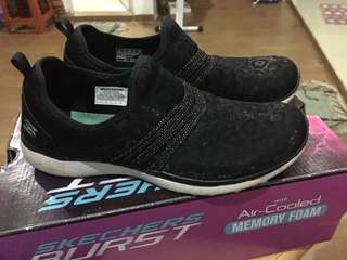 sepatu sport skechers