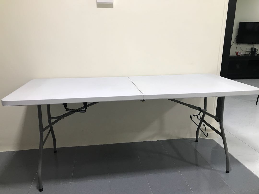 Courts foldable hot sale table