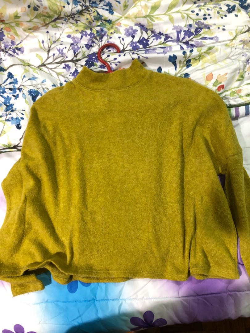 H&M mock sweatshirt (Category: Coats, Jackets and Outerwear) located in Quezon City. Submitted by camdigs (Listing ID 161305064, Image 1). Description: H&M Mock Sweatshirt color green.
