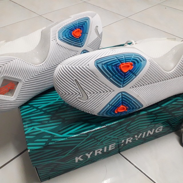 Kyrie 4 hoops station store