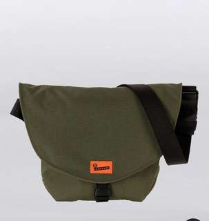 looking for crumpler quarfie (rifle green color)