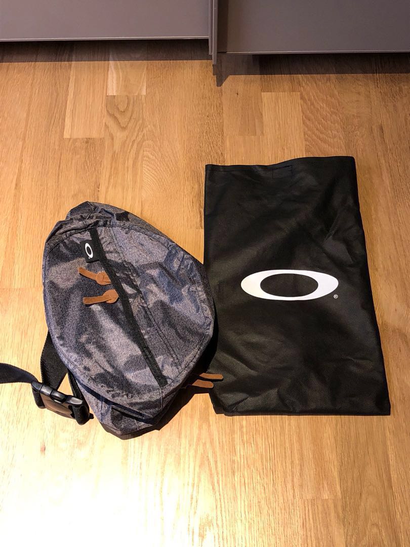 (BRAND NEW) Oakley Crossbody Sling Bag, Men's Fashion, Bags, Sling Bags
