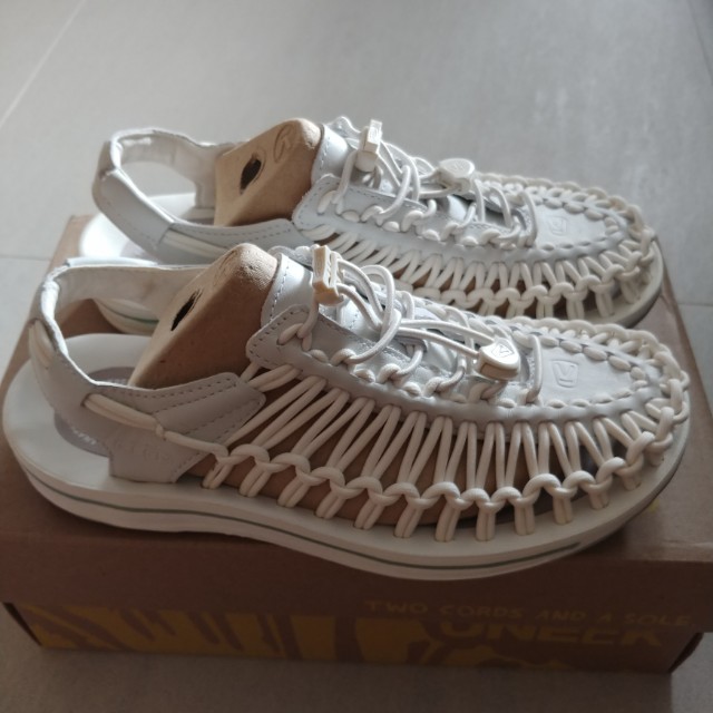 Keen Uneek Leather white / star white, 女裝, 鞋, 拖鞋- Carousell