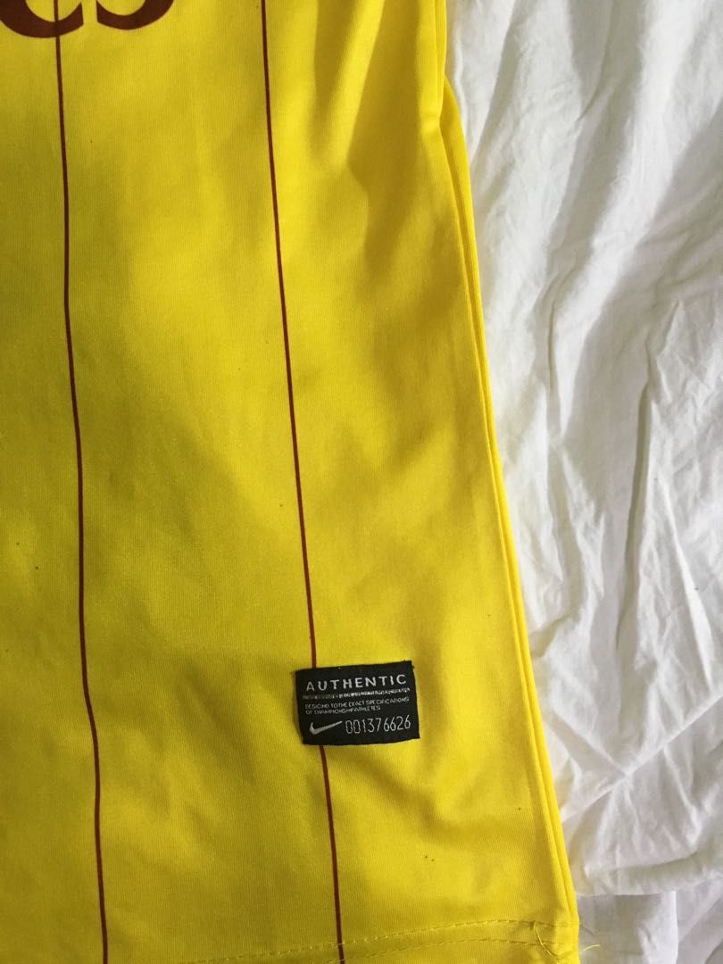 NIKE Fly Emirates - Arsenal Jersey (Category: Activewear) located in Quezon City. Submitted by krlnrclln (Listing ID 161474223, Image 2). Description: Original. Rarely used and in good condition! Fits S/M .