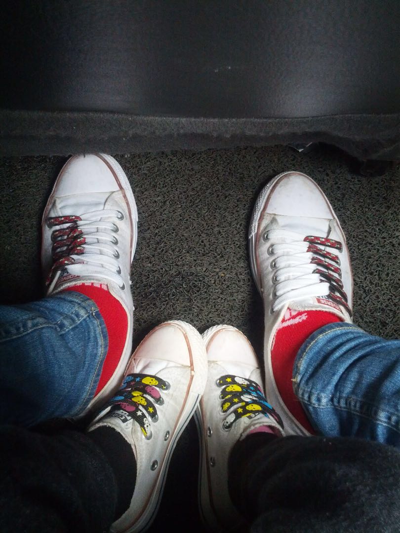 converse shoes couple