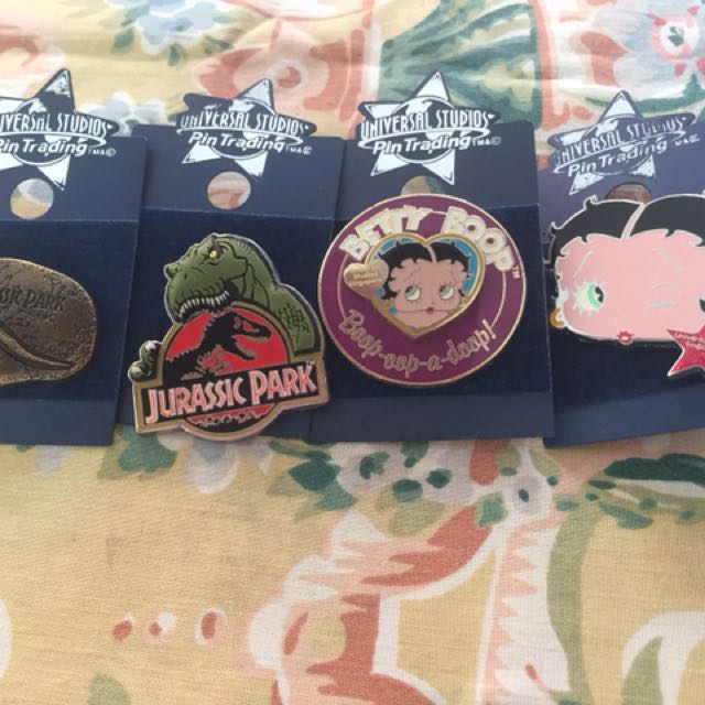 Universal studios pin trading, Hobbies & Toys, Memorabilia & Collectibles, Fan Merchandise on