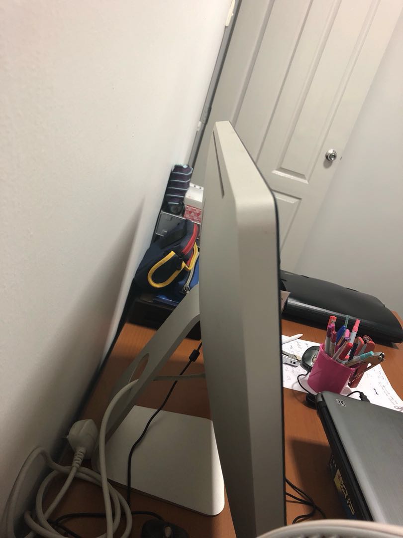 iMac (Category: Desktops) located in Singapore. Submitted by iloveitea (Listing ID 161783364, Image 2). Description: Good condition, still very fast Slight stain in first photo 21.5” comes with keyboard mid 2010.