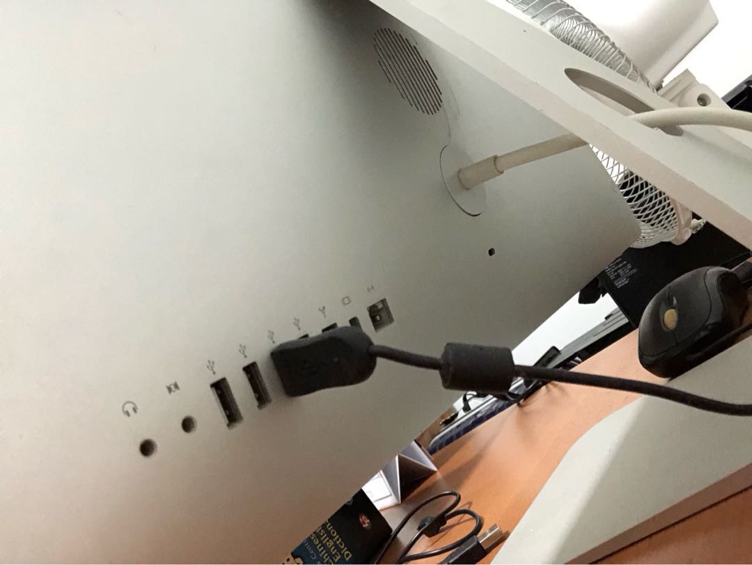 iMac (Category: Desktops) located in Singapore. Submitted by iloveitea (Listing ID 161783364, Image 3). Description: Good condition, still very fast Slight stain in first photo 21.5” comes with keyboard mid 2010.