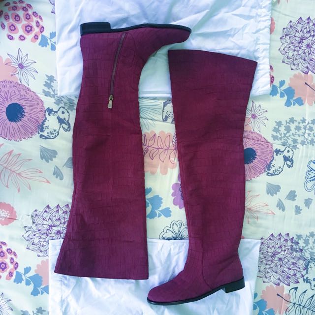 Knee High Boots : Winter Outfit (Category: Boots) located in Mandaluyong City. Submitted by _ccloved (Listing ID 143125219, Image 1). Description: Complete your winter outfit with this Knee-High Boots... ✔️2 Color and sizes available : Brown size 9 Black size 8 ✔️US brand ✔️limited stocks ✔️on hand ✔️complete with box & pair of shoe bag MOP : BPI Account MOD : Lalamove / JRS MUL : Robinsons Pioneer / SM Light Mall #flymetoSG.