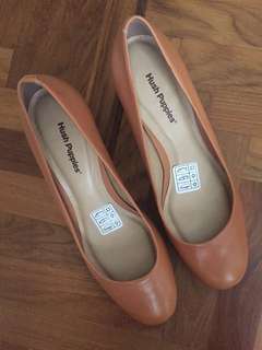 Hush puppies brand new leather pumps