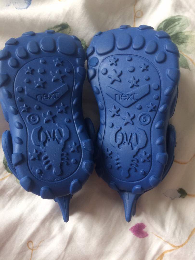 baby shark crocs