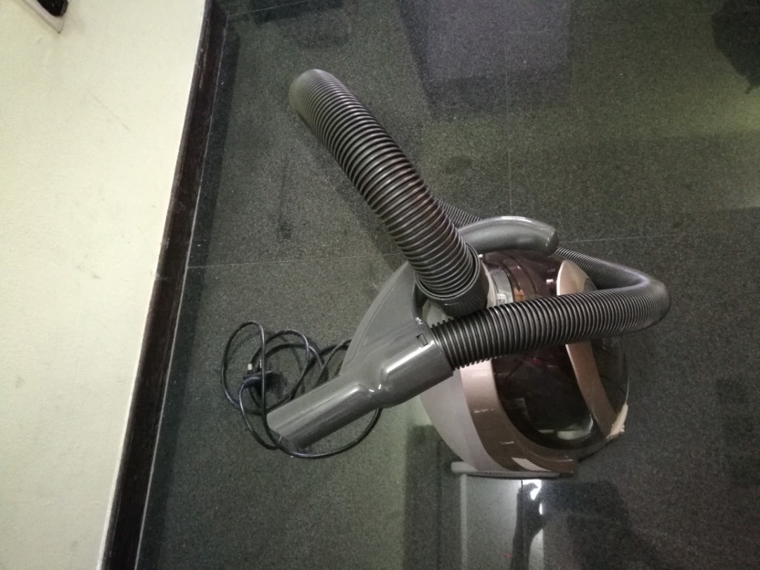 Hitachi CVSH20V Cyclone Vacuum Cleaner, Home Appliances on Carousell