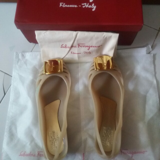harga salvatore ferragamo jelly shoes