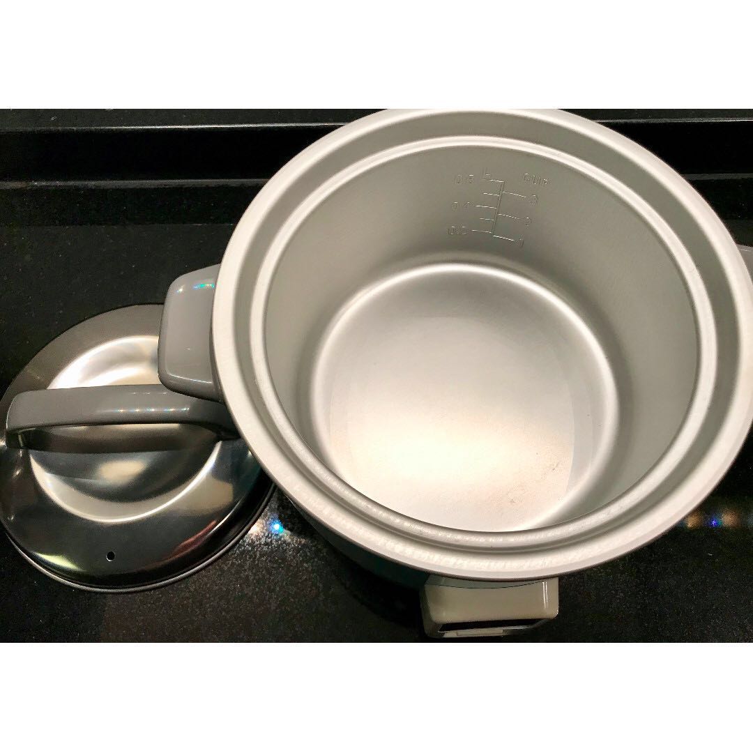 Brand New and unused National Rice Cooker Model SRW06XN Retro style