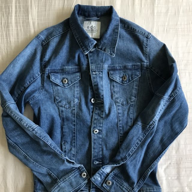 ESPRIT (Category: Shirts) located in Singapore. Submitted by morebags (Listing ID 154136913, Image 1). Description: Denim Jacket Size S Brand new.