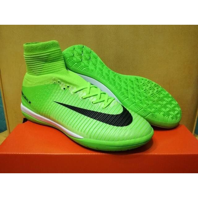 nike flyknit futsal