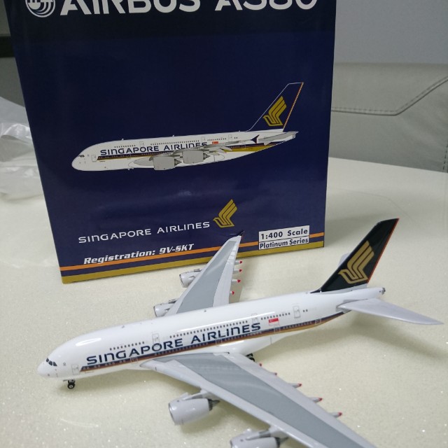 singapore airlines toy plane