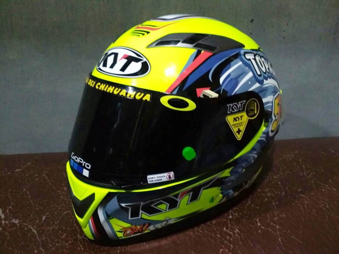 Kyt helmet store with sticker