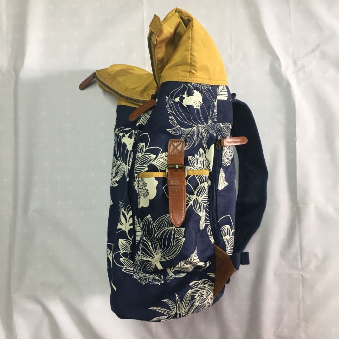 Roxy Backpack （分類：帽）位於 Hong Kong。 由 dacccc 提交（商品編號 162376787，圖片 3）。簡介： in very good condition。