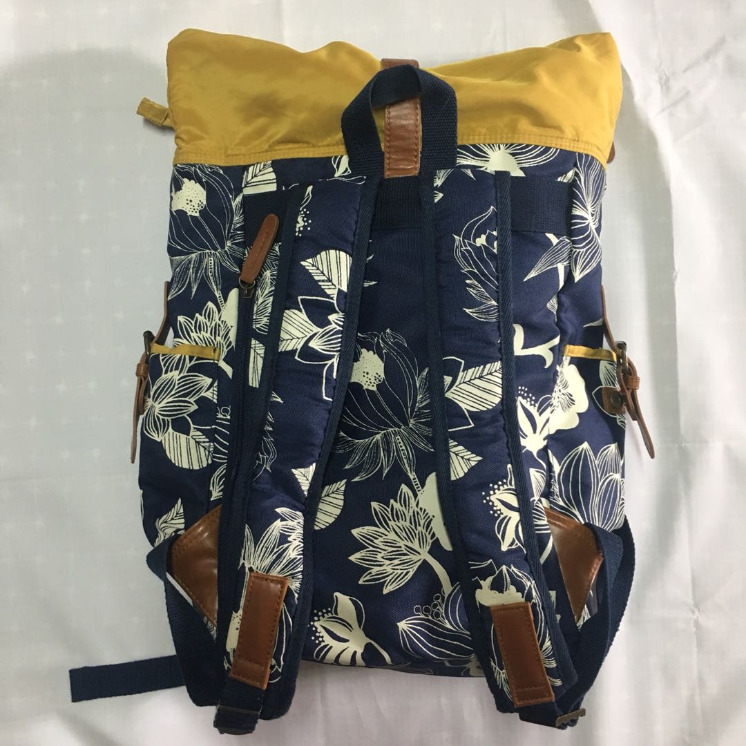 Roxy Backpack （分類：帽）位於 Hong Kong。 由 dacccc 提交（商品編號 162376787，圖片 2）。簡介： in very good condition。