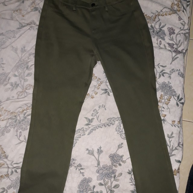 Uniqlo Jegging Pants (Category: Jeans) located in Calamba. Submitted by mel013 (Listing ID 162657841, Image 1). Description: Selling uniqlo jeggings Size medium Used once.