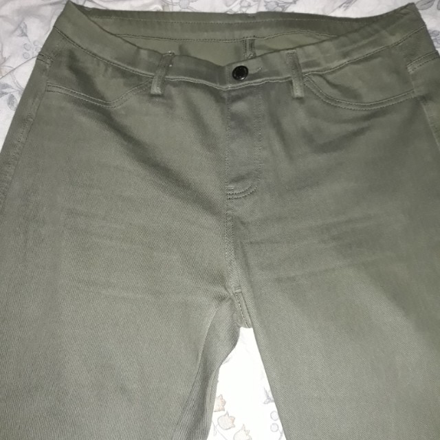 Uniqlo Jegging Pants (Category: Jeans) located in Calamba. Submitted by mel013 (Listing ID 162657841, Image 2). Description: Selling uniqlo jeggings Size medium Used once.