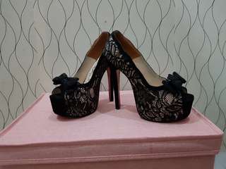 Bow heels